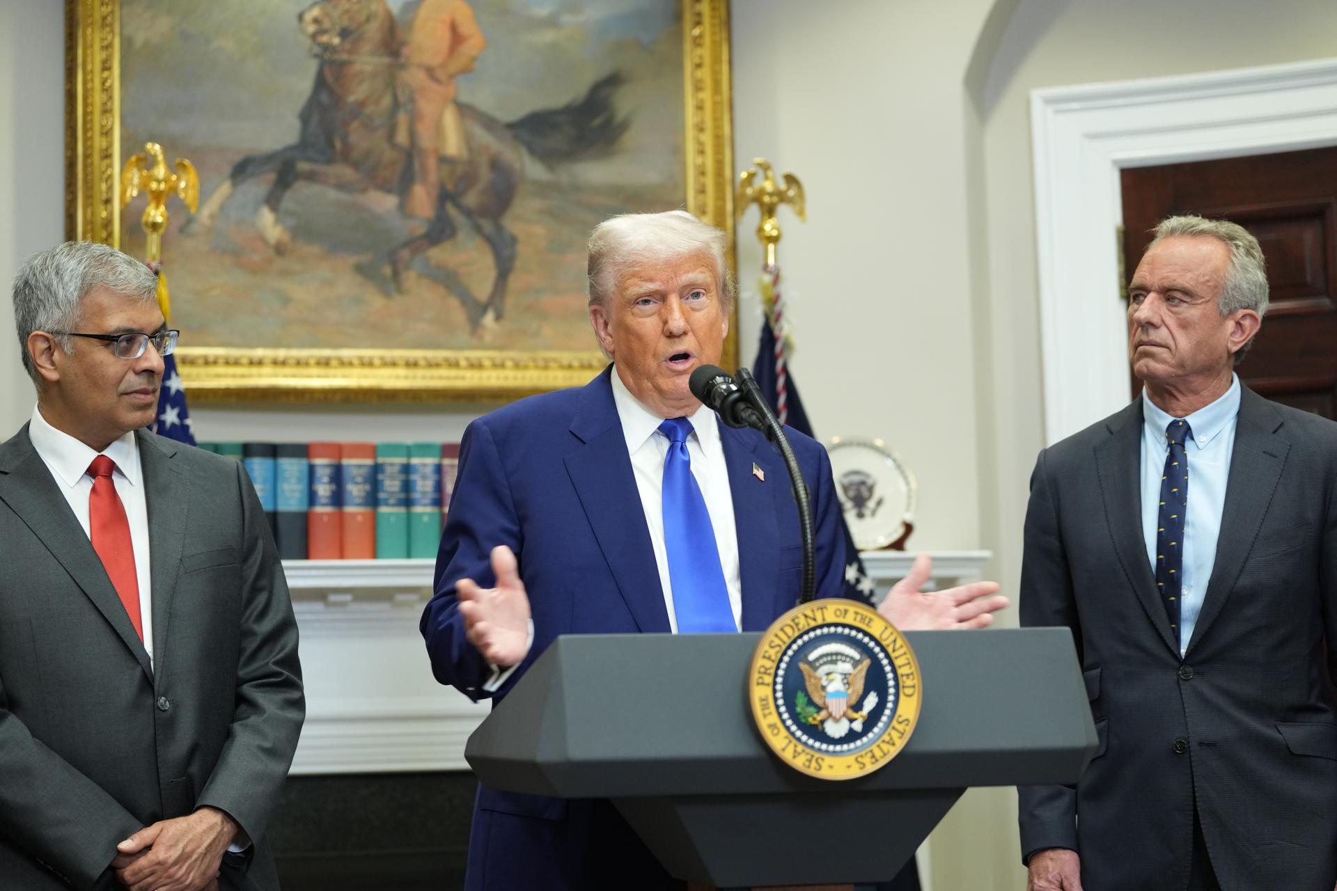 El presidente de Estados Unidos, Donald Trump, afirmó este lunes que la relación con China es "muy buena", tras el cierre de un acuerdo para rebajar aranceles mutuos. EFE/CHRIS KLEPONIS