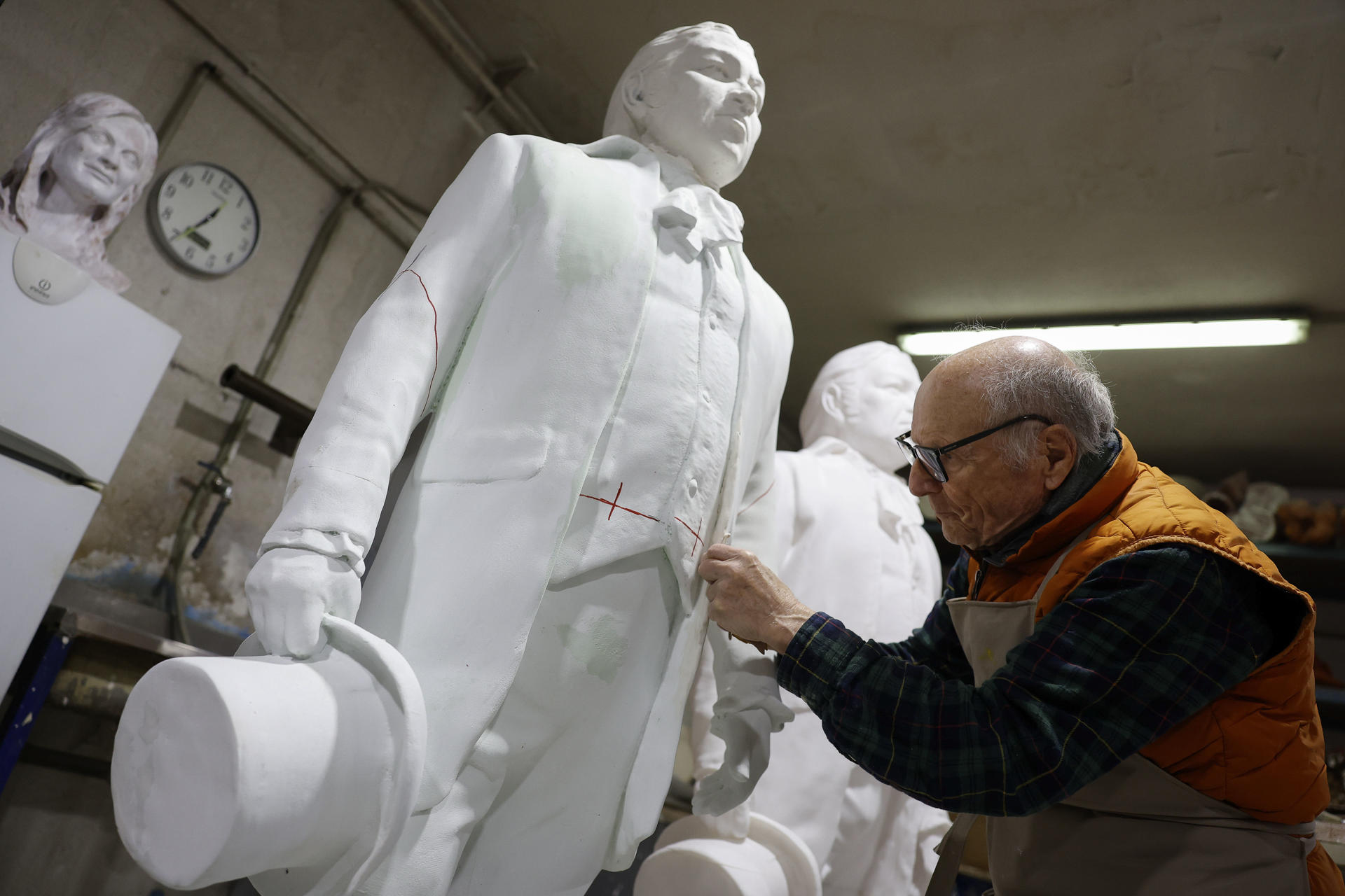 Antonio López junto a su escultura de Goya. EFE/Mariscal