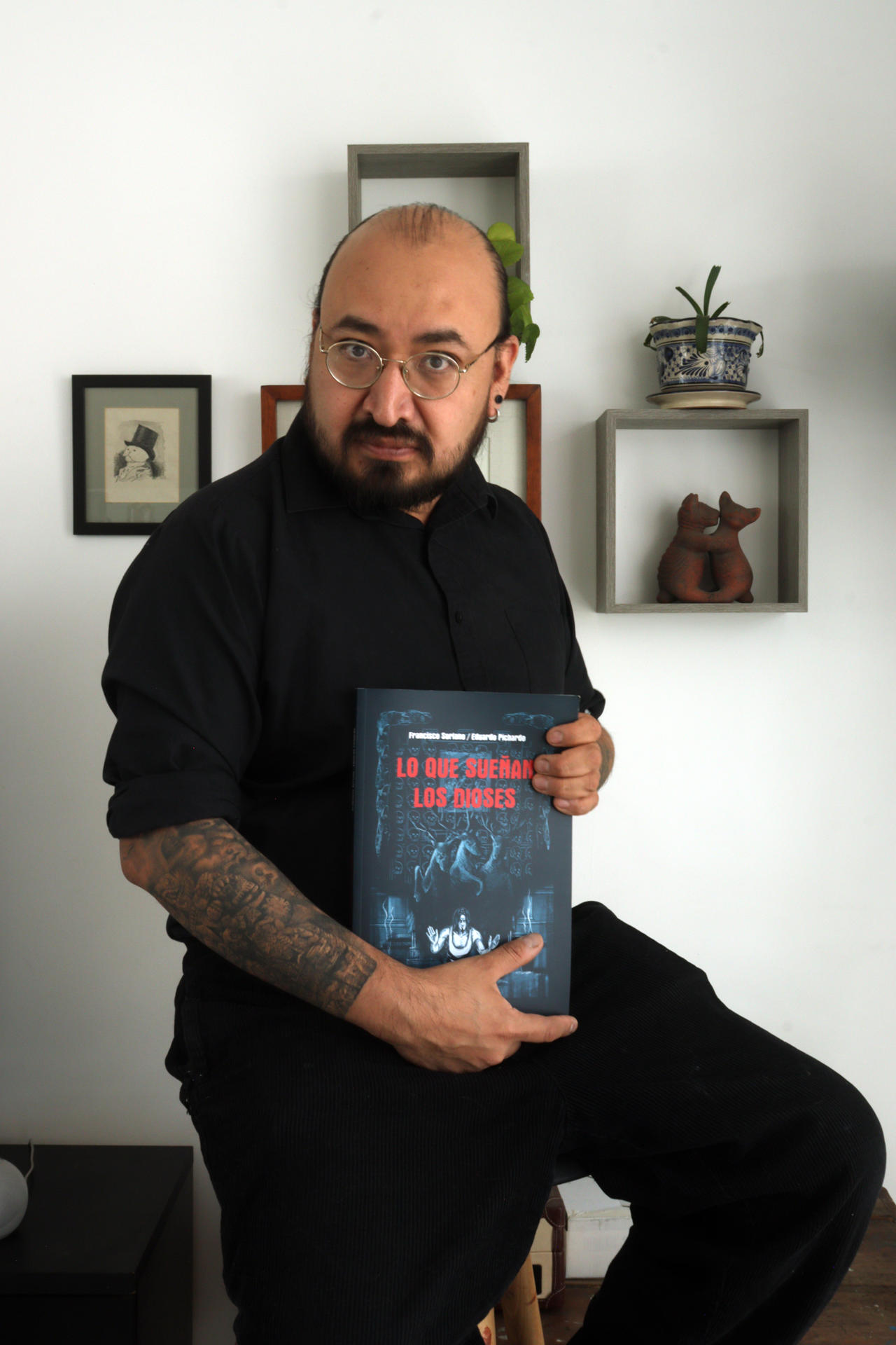 El artista mexicano Francisco Soriano, autor de 'Lo que sueñan los dioses', posa con un ejemplar de su cómic, que aspira a ser "la gran novela gráfica mexicana", durante una entrevista con la agencia EFE en Madrid. EFE/ Itineraria Editorial / ***SOLO USO EDITORIAL/SOLO DISPONIBLE PARA ILUSTRAR LA NOTICIA QUE ACOMPAÑA (CRÉDITO OBLIGATORIO)***