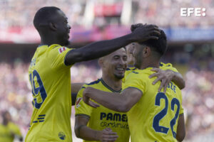 El delantero del Villarreal Ayoze Pérez (d) celebra junto a sus compañeros tras marcar el 0-1 en el encuentro de la jornada 37 de LaLiga entre FC Barcelona y Villarreal CF disputado en el Estadio Olímpico de Montjuic. EFE/ Enric Fontcuberta