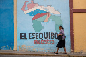 Fotografía de archivo donde se observa a una persona caminar frente a un muro alegórico al territorio del Esequibo, en Caracas (Venezuela). EFE/ Ronald Peña