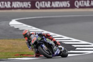 El piloto francés Fabio Quartararo se encaramó a la primera posición tras batir el récord absoluto del circuito en Towcester, Reino Unido. EFE/EPA/TIM KEETON