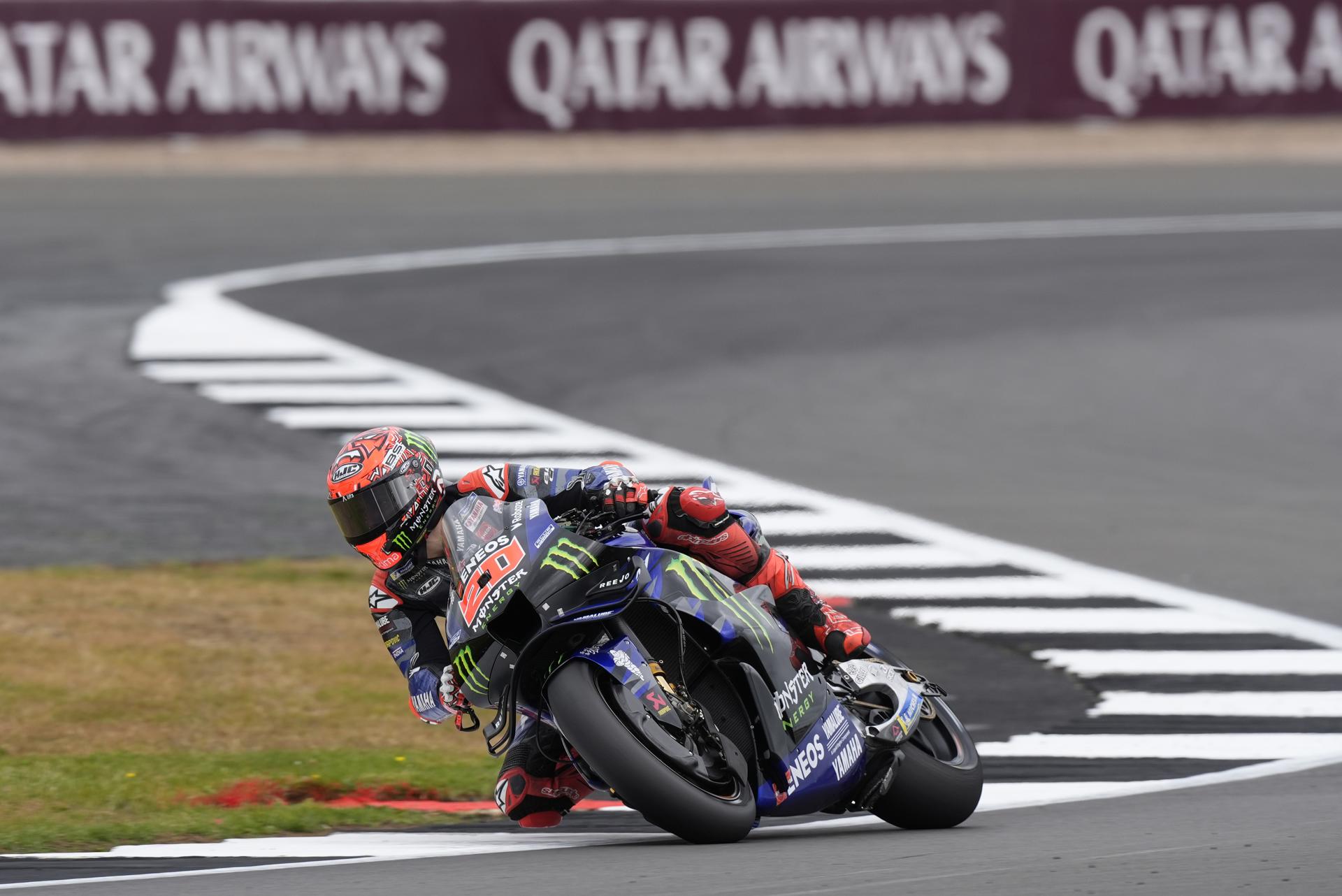 El piloto francés Fabio Quartararo se encaramó a la primera posición tras batir el récord absoluto del circuito en Towcester, Reino Unido. EFE/EPA/TIM KEETON
