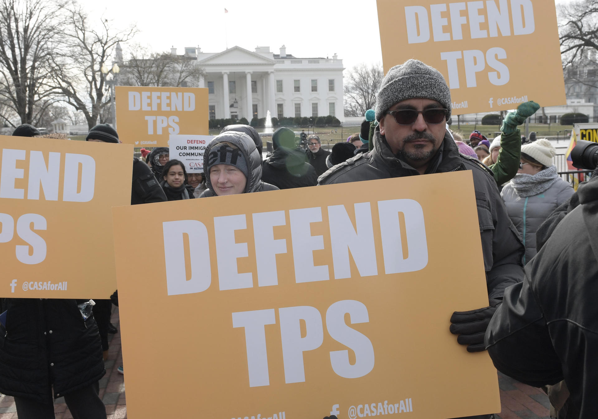 Fotografía de archivo de activistas durante una manifestación a favor del estatus de protección temporal (TPS) en Washington (EE.UU.). EFE/Lenin Nolly