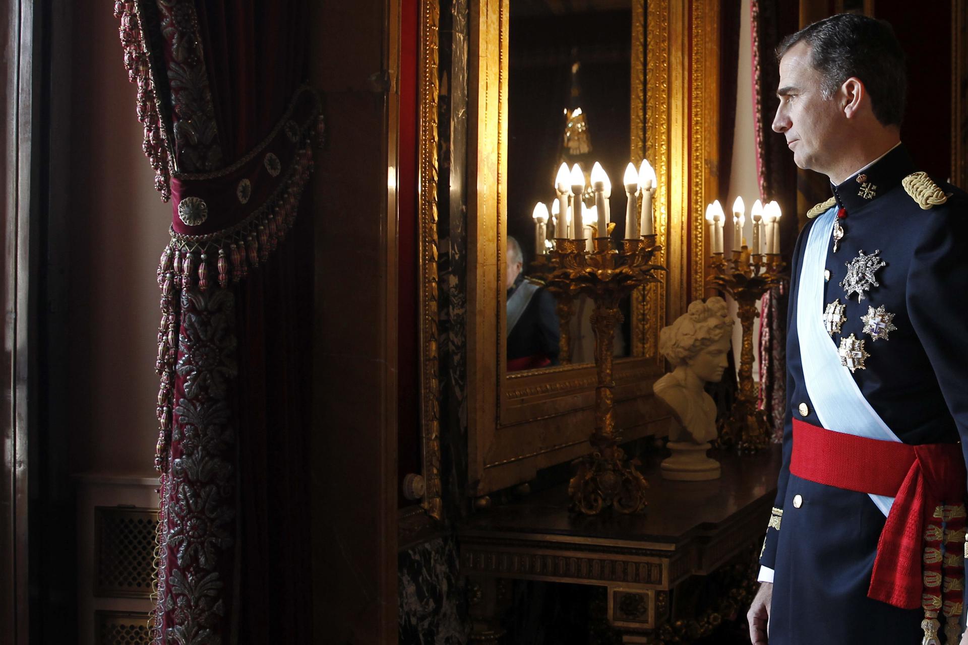 Foto de archivo (19/06/2014): el rey Felipe VI se dirige al balcón central del Palacio Real desde donde ha saludado al pueblo español tras su proclamación en las Cortes. EFE/Javier Lizón