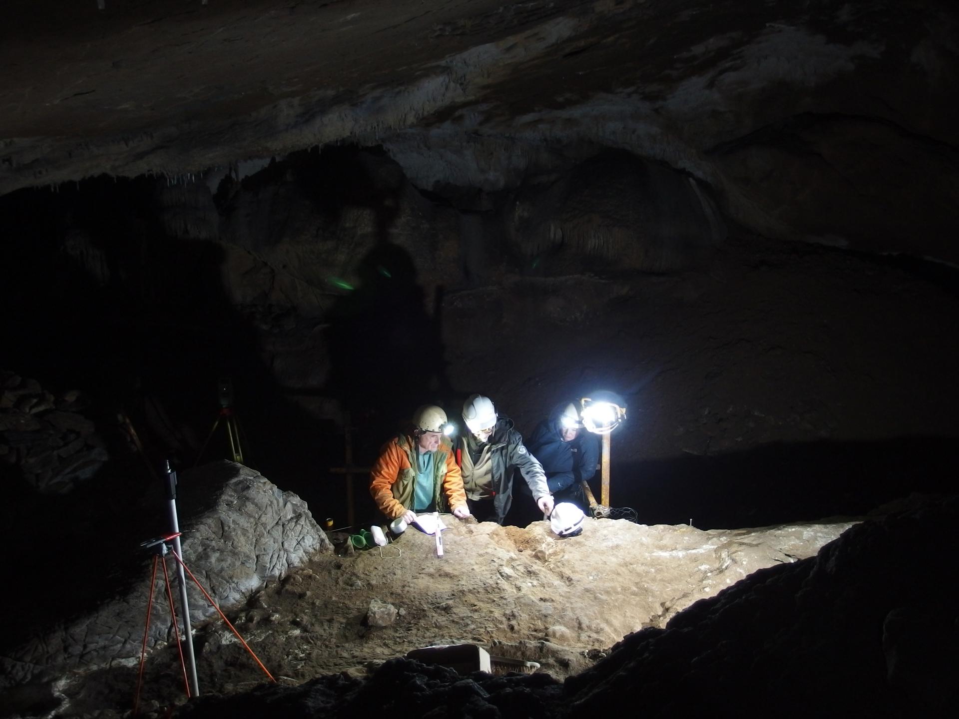 Excavaciones en la cueva de Isturitz (Francia), donde se descubrieron decenas de objetos fabricados con huesos de ballena. Imagen: Jean-Marc Pétillon/Christian Normand (Centro Nacional para la Investigación Científica de Francia).