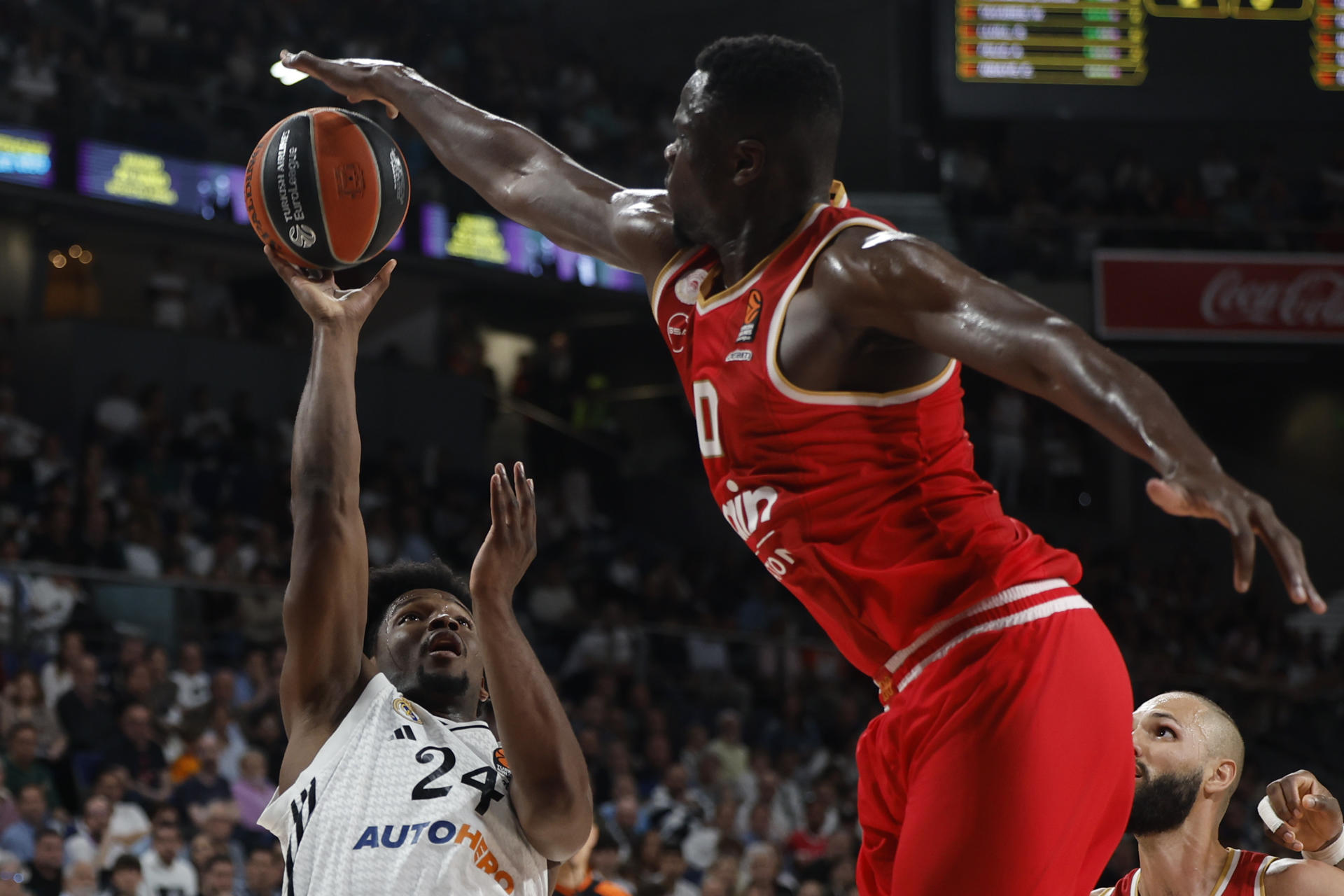 El base del Real Madrid, Andés Feliz (i), lanza a canasta ante el pivot francés de Olympiacos, Moustapa Fall, durante el cuarto encuentro de los play off de la Euroliga que disputan hoy jueves Olympiacos y Real Madrid en el Movistar Arena, en Madrid. EFE / Sergio Perez.