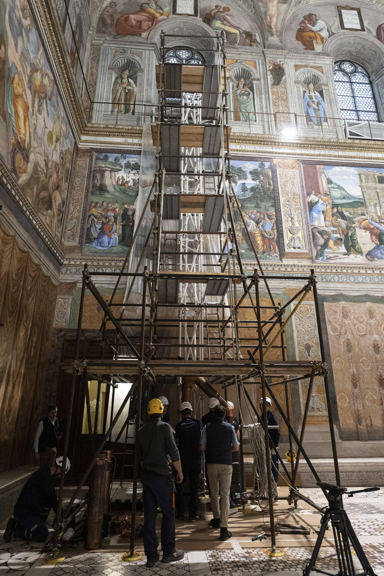 CIUDAD DEL VATICANO, 03/05/2025.- La Capilla Sixtina del Vaticano se prepara este viernes, 2 de mayo de 2025, para el cónclave del que saldrá el sucesor de Francisco y los técnicos se afanan para que todo esté listo, instalando las mesas en las que votarán los cardenales o la estufa en la que los cardenales quemarán sus votos secretos, además de otros retoques. EFE/ Francesco Sforza / VATICAN MEDIA /  ***SOLO USO EDITORIAL/SOLO DISPONIBLE PARA ILUSTRAR LA NOTICIA QUE ACOMPAÑA (CRÉDITO OBLIGATORIO)***