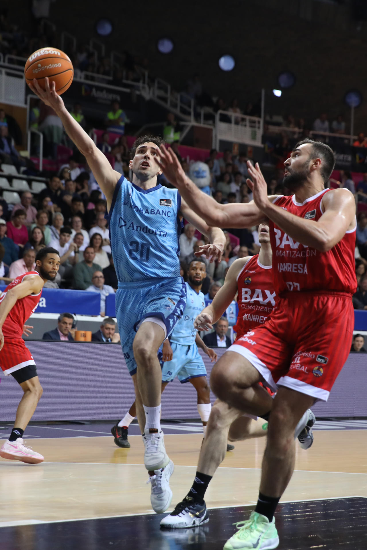 Ferran Bassas (i) base español del MoraBanc entra a canasta ante Emanuel Cate (d) pívot rumano del Bàsquet Manresa durante el partido de la trigésimo tercera jornada de la Liga Endesa de baloncesto que se disputa este sábado en el Polideportivo Toni Martí de Andorra. EFE/ Fernando Galindo