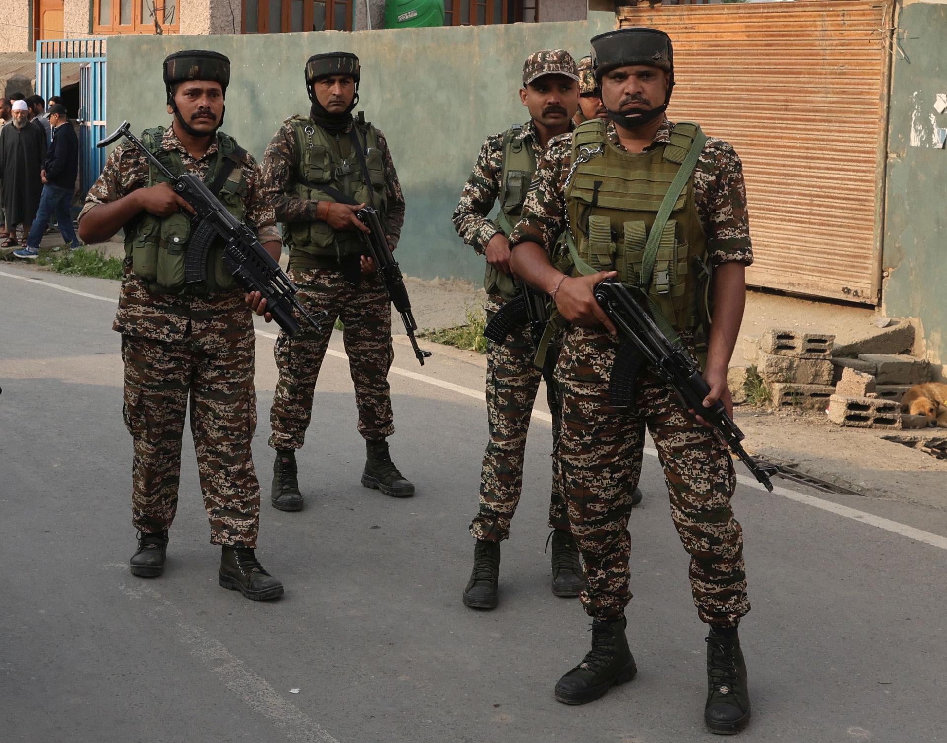 Militares indios desplegados en Pampore, en las afueras de Srinagar, el 7 de mayo de 2025. EFE/EPA/FAROOQ KHAN