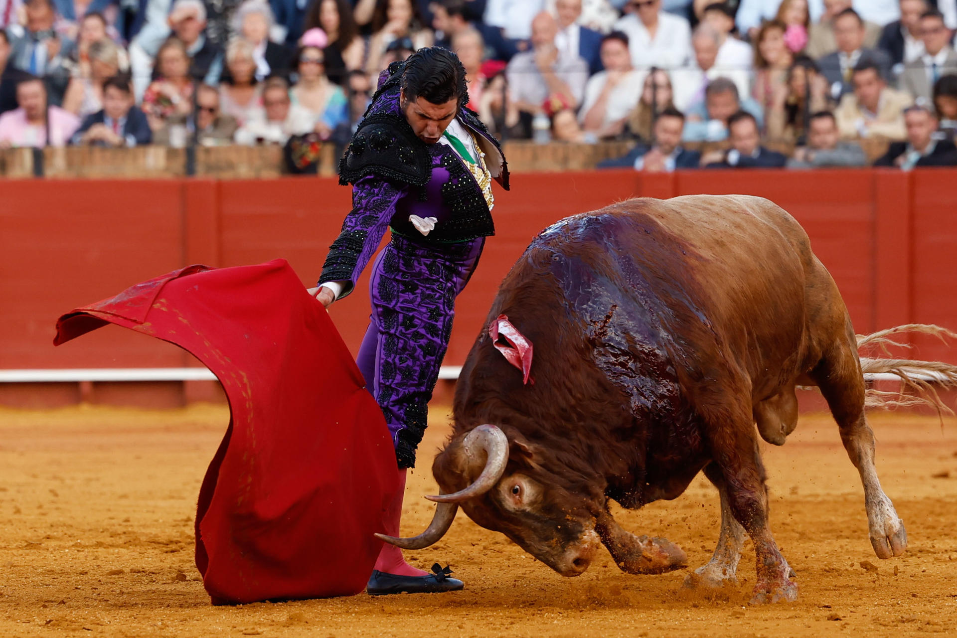 El torero Morante de la Puebla durante el festejo de la Feria de Abril en la plaza de la Maestranza, en Sevilla. EFE/ Julio Muñoz