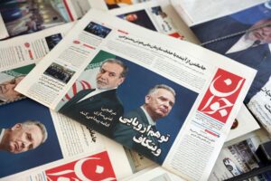 .- Una copia del diario iraní Javan titulado 'Ilusión europea de Witkoff (R), y el enriquecimiento continuará (L)' que lleva una foto del ministro de Asuntos Exteriores iraní, Abbas Araghchi, y el enviado especial de Estados Unidos para Oriente Medio, Steve Witkoff, en un quiosco, en Teherán, Irán, 19 de mayo de 2025. El ministro de Asuntos Exteriores iraní, Abbas Araghchi, publicó el 18 de mayo un mensaje en la plataforma de redes sociales X diciendo 'el enriquecimiento en Irán continuará con o sin un acuerdo' con Estados Unidos, después de que el enviado especial de Estados Unidos para Oriente Medio, Steve Witkoff, fuera citado diciendo que cualquier acuerdo debe incluir un acuerdo para no enriquecer uranio. (Teherán) EFE/EPA/ABEDIN TAHERKENAREH