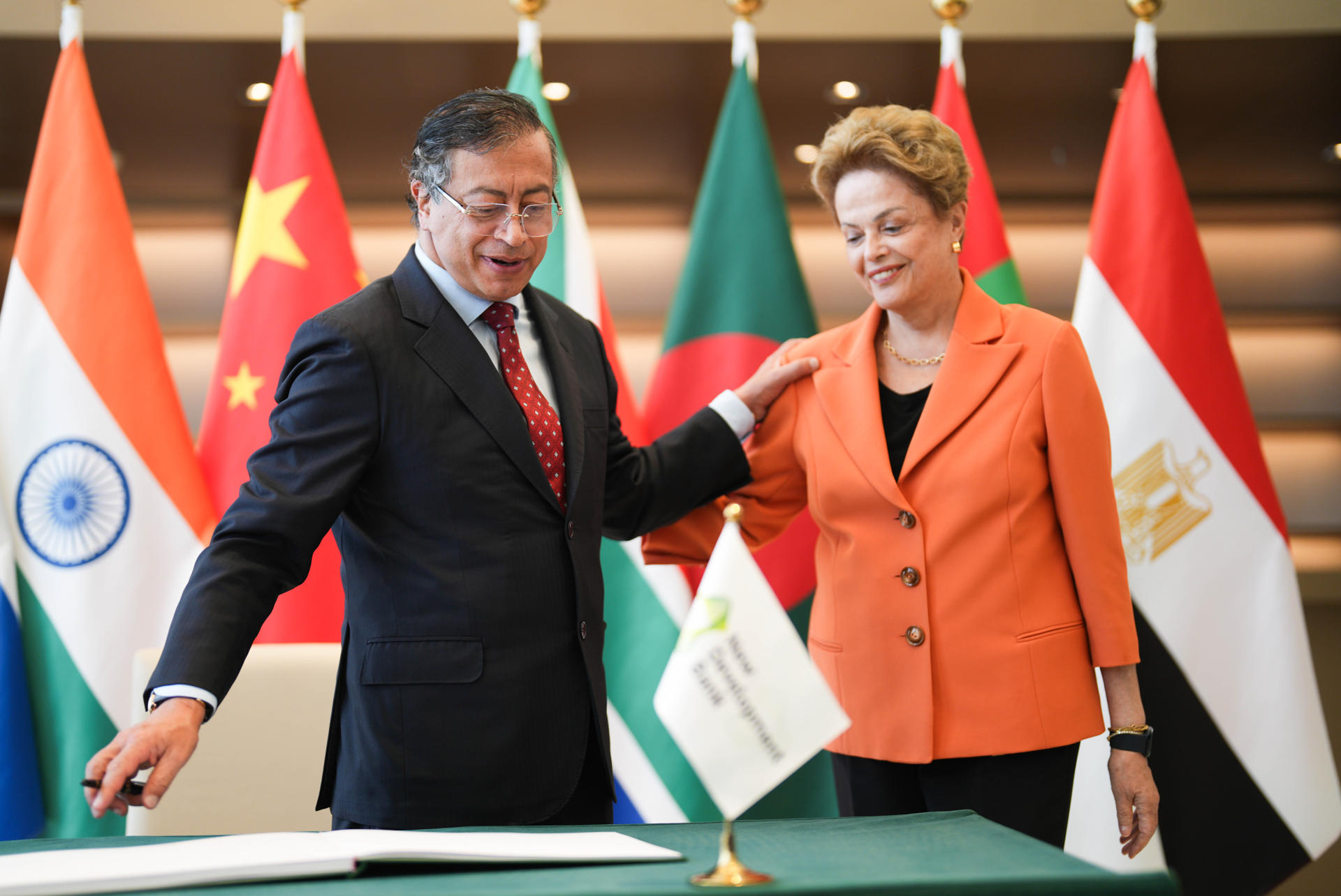 Fotografía cedida del mandatario colombiano, Gustavo Petro, junto a la directora de New Development Bank (NDB), Dilma Rousseff, este 16 de mayo de 2025 en Shanghái (China). EFE/ Presidencia De Colombia