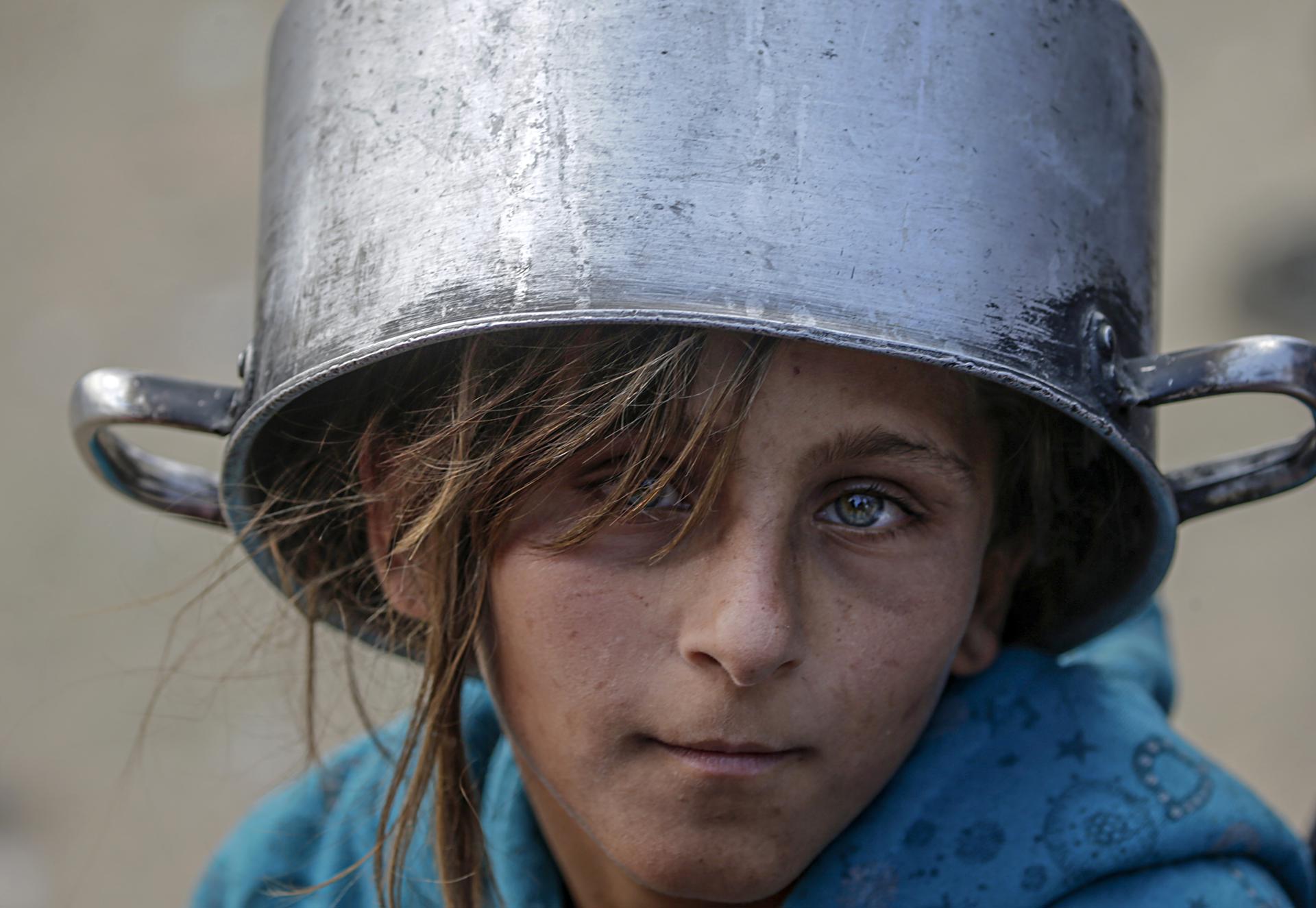 Una niña palestina desplazada al esperar el pasado 2 de mayo recibir comida en un comedor benéfico de Jabalia, al norte de la Franja de Gaza. EFE/Mohammed Saber