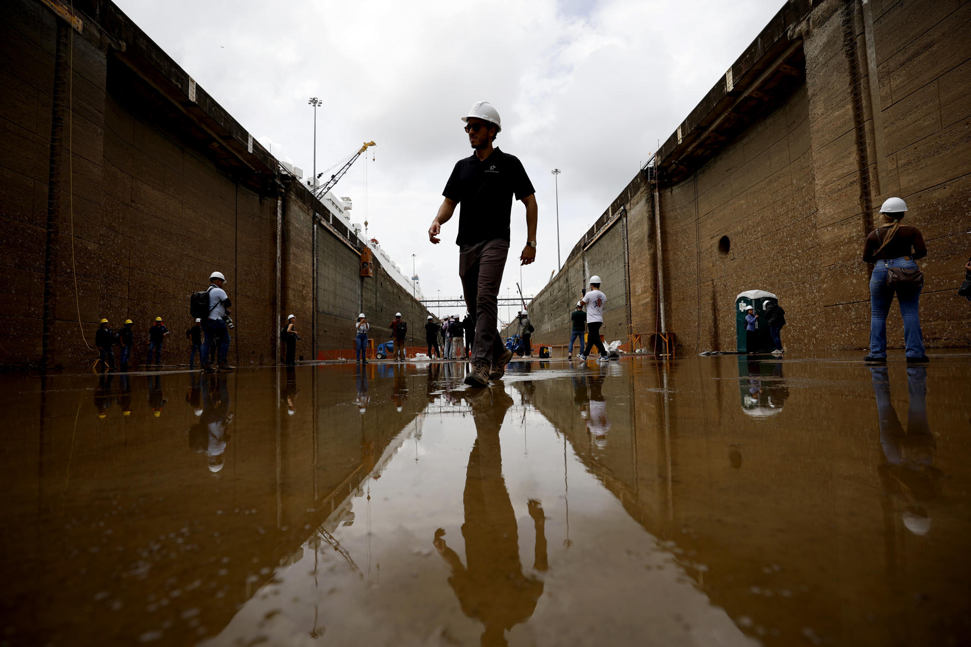 Personas trabajan en labores de reacondicionamiento y mantenimiento preventivo en cámara seca este viernes, en las esclusas de Pedro Miguel del Canal de Panamá (Panamá). EFE/Bienvenido Velasco