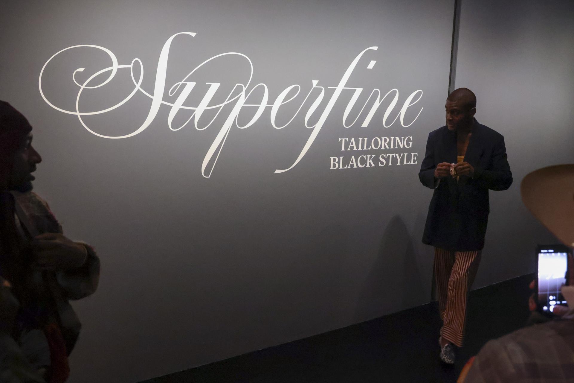 Personas ingresan al recinto durante la presentación a la prensa de la exposición ‘Superfine: Tailoring Black Style’ del Instituto del Vestuario del Met, en el Museo Metropolitano de Arte de Nueva York, Estados Unidos. EFE/EPA/SARAH YENESEL