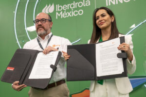 Katya Somohano, directora general de Iberdrola México, y José Alfredo Pérez, director del Instituto de Innovación y Transferencia de Tecnología de Nuevo León, posan durante la firma de un convenio de colaboración en el municipio de Apodaca (México). EFE/ Miguel Sierra