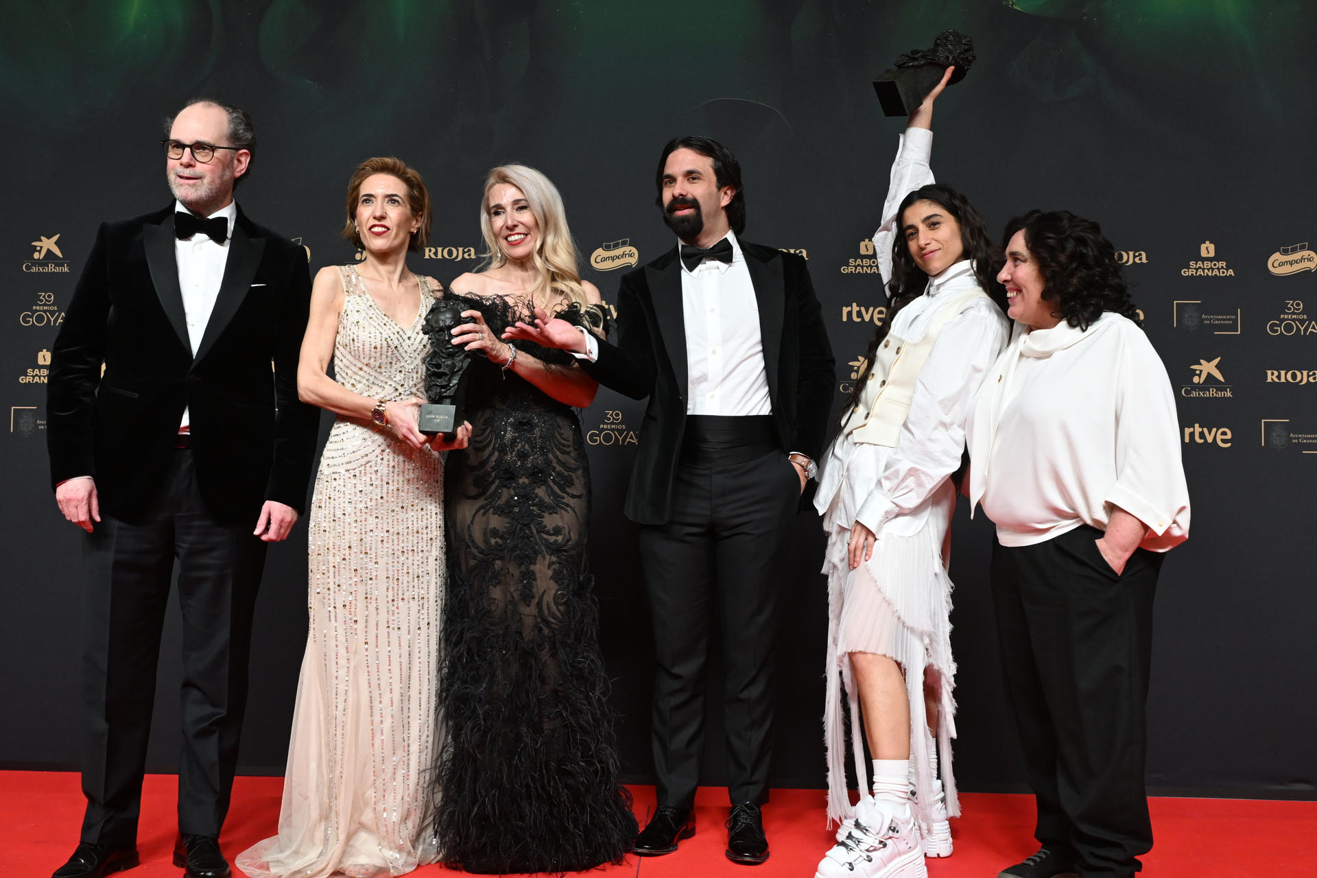 El equipo de "La infiltrada" tras recibir el Goya a mejor película en la 39 edición de los Premios Goya de la Academia de Cine de este año en Granada. EFE/Miguel Ángel Molina
