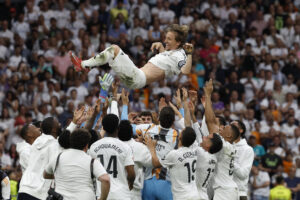 El centrocampista croata del Real Madrid Luka Modrić es homenajeado tras su último partido en el Santiago Bernabéu al término del encuentro de la jornada 38 de LaLiga EA Sports entre Real Madrid y Real Sociedad celebrado este sábado en el estadio Santiago Bernabéu de Madrid. EFE/ J.J.Guillén