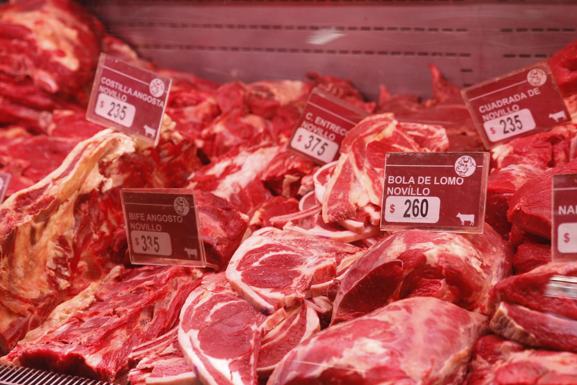 Fotografía de archivo de un lote de cortes de carne de novillo en el Mercado Agrícola de Montevideo (Uruguay). EFE/Juan Ignacio Mazzoni