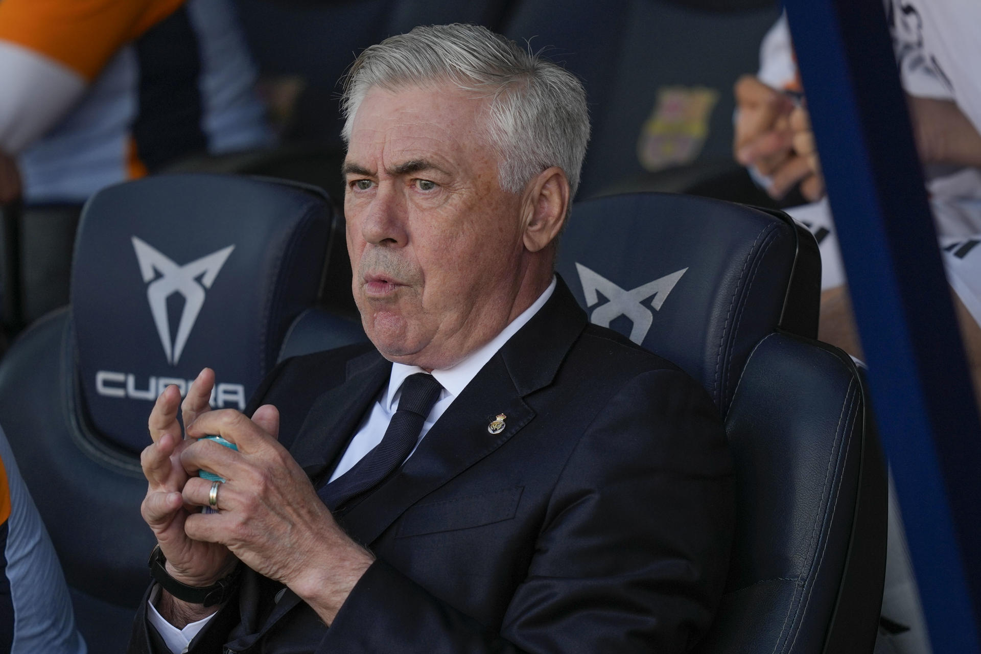 El entrenador del Real Madrid Carlo Ancelotti durante el partido de la jornada 35 de LaLiga EA Sports entre el Barcelona y el Real Madrid, este domingo en el Estadi Olímpic Lluís Companys.-EFE/ Enric Fontcuberta
