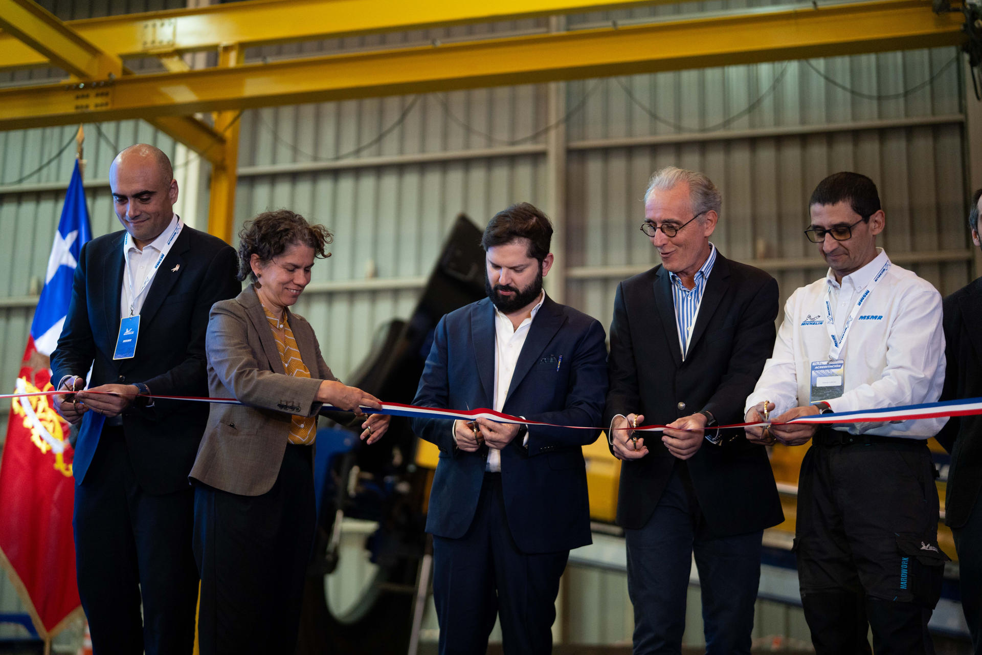 Fotografía cedida por Presidencia de Chile, del presidente chileno, Gabriel Boric (c), junto al CEO Michelin América del Sur, Hervé Le Gavrian (c-d), la ministra del Medio Ambiente en Chile, Maisa Rojas (c-i), durante el corte de cinta en la inauguración de la planta Michelin Specialty Materials Recovery, este jueves en Antofagasta (Chile). EFE/Presidencia de Chile