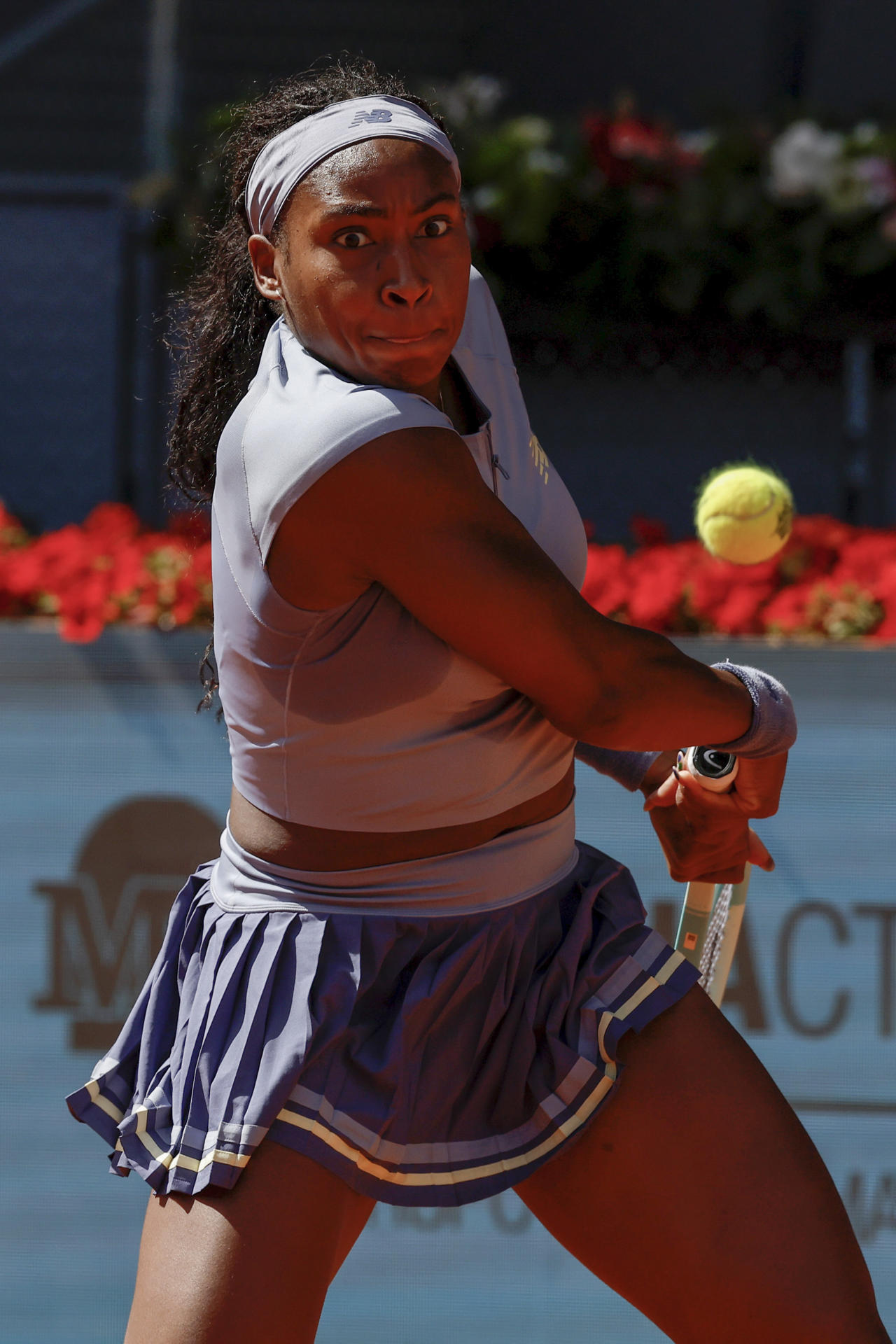 La tenista estadounidense "Coco" Gauff en acción contra la polaca Iga Swiatek durante el partido de semifinales del Mutua Madrid Open que disputan este jueves en las instalaciones de la Caja Mágica en Madrid. EFE/ Chema Moya