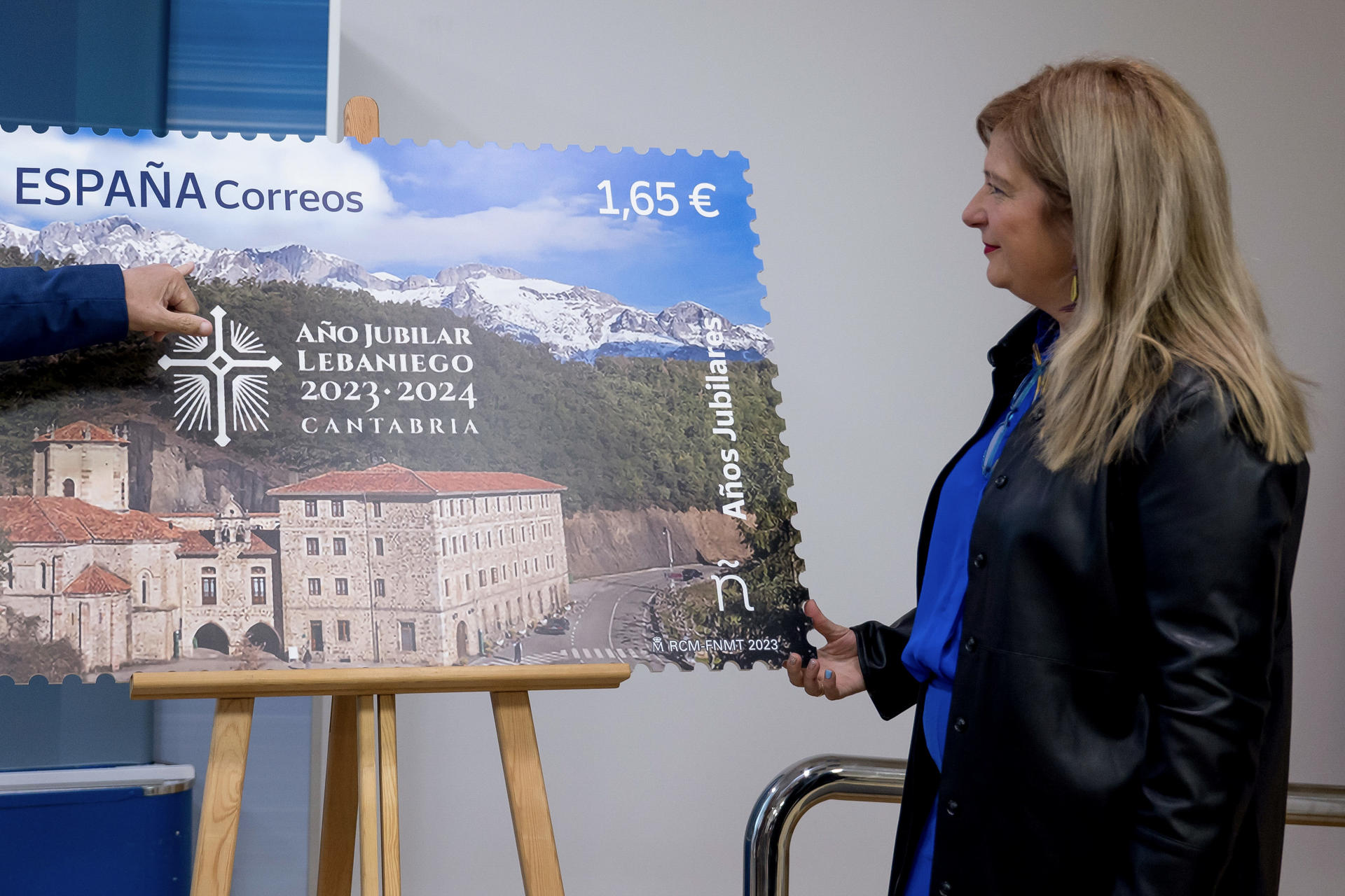 La directora de Filatelia de Correos, Leire Díez Castro, durante la presentación del sello de correos del Año Jubilar Lebaniego junto al consejero de Turismo, Javier López Marcano, este jueves en Santander.EFE/Pedro Puente Hoyos