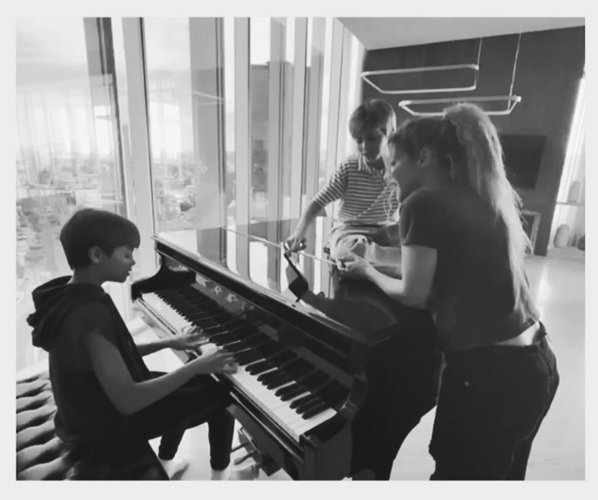 Captura de video tomada de la cuenta oficial en Instagram de la cantante Shakira donde se ve acompañada por sus hijos, que debutaron en la música con la canción 'The One', escrita por Milan, también vocalista del tema, y con Sasha a la batería. EFE/ @shakira