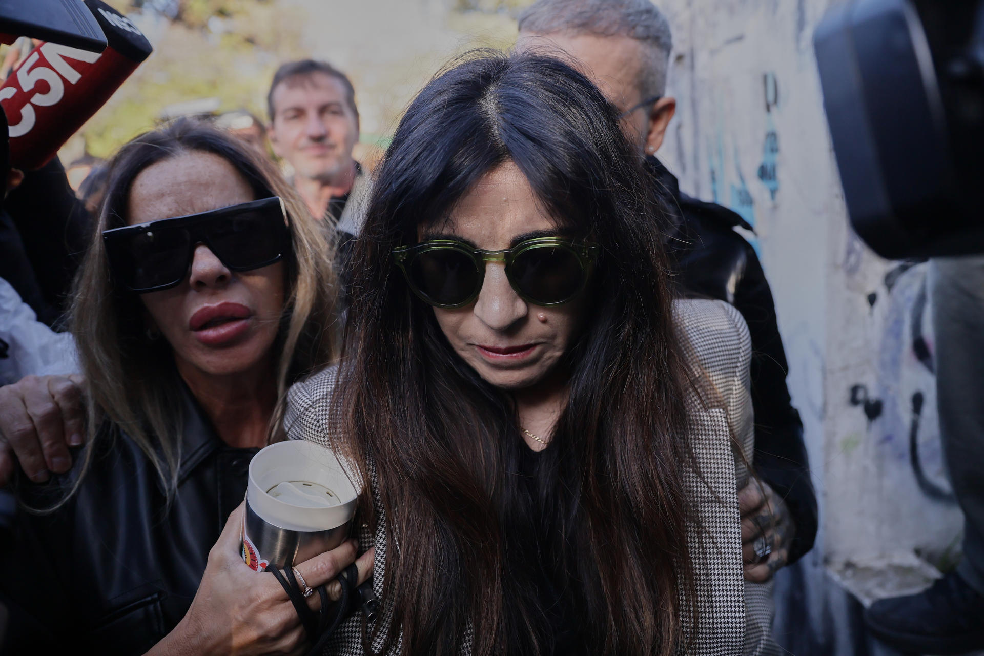 La hija de Diego Maradona, Gianinna Maradona (c), llega a los juzgados de San Isidro este 13 de mayo de 2025, en Buenos Aires (Argentina). EFE/Adan González
