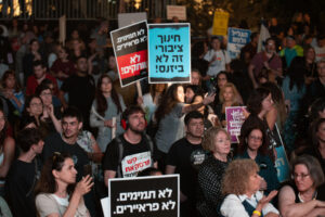 Cientos de ciudadanos fueron captados este miércoles, 14 de mayo, al protestar contra los recortes añadidos al presupuesto estatal israelí de 2025, debido al aumento del gasto militar para mantener la guerra de Gaza, que afecta también el salario de los docentes. EFE/Magda Gibelli