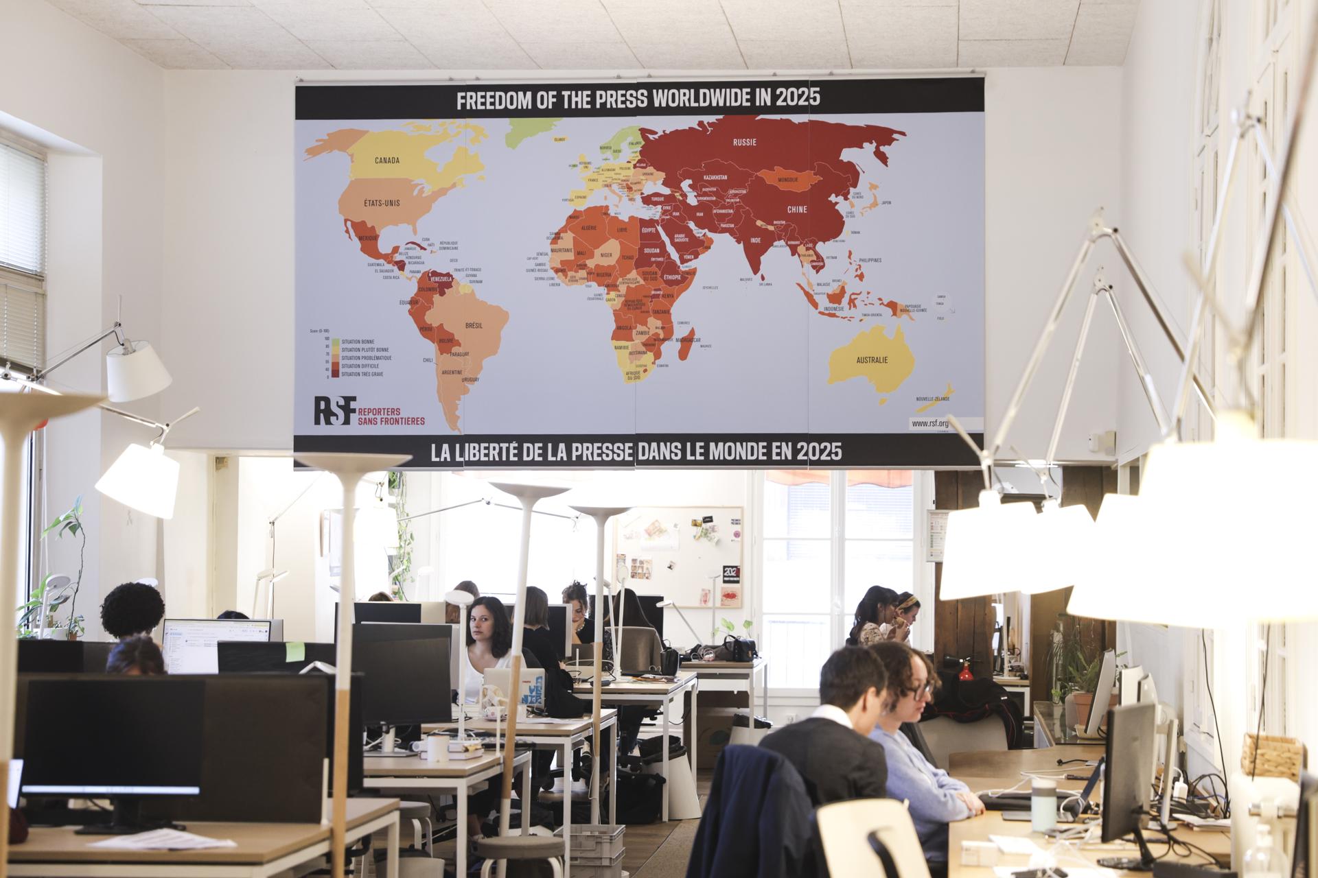 Un mapa mundial que muestra el estado de la libertad de prensa en 2025 se muestra en la sede de la ONG Reporteros Sin Fronteras durante la presentación de su Índice Mundial de Libertad de Prensa 2025 en París, Francia, el 29 de abril de 2025 (emitido el 02 de mayo de 2025). (Francia)
EFE/EPA/TERESA SUAREZ