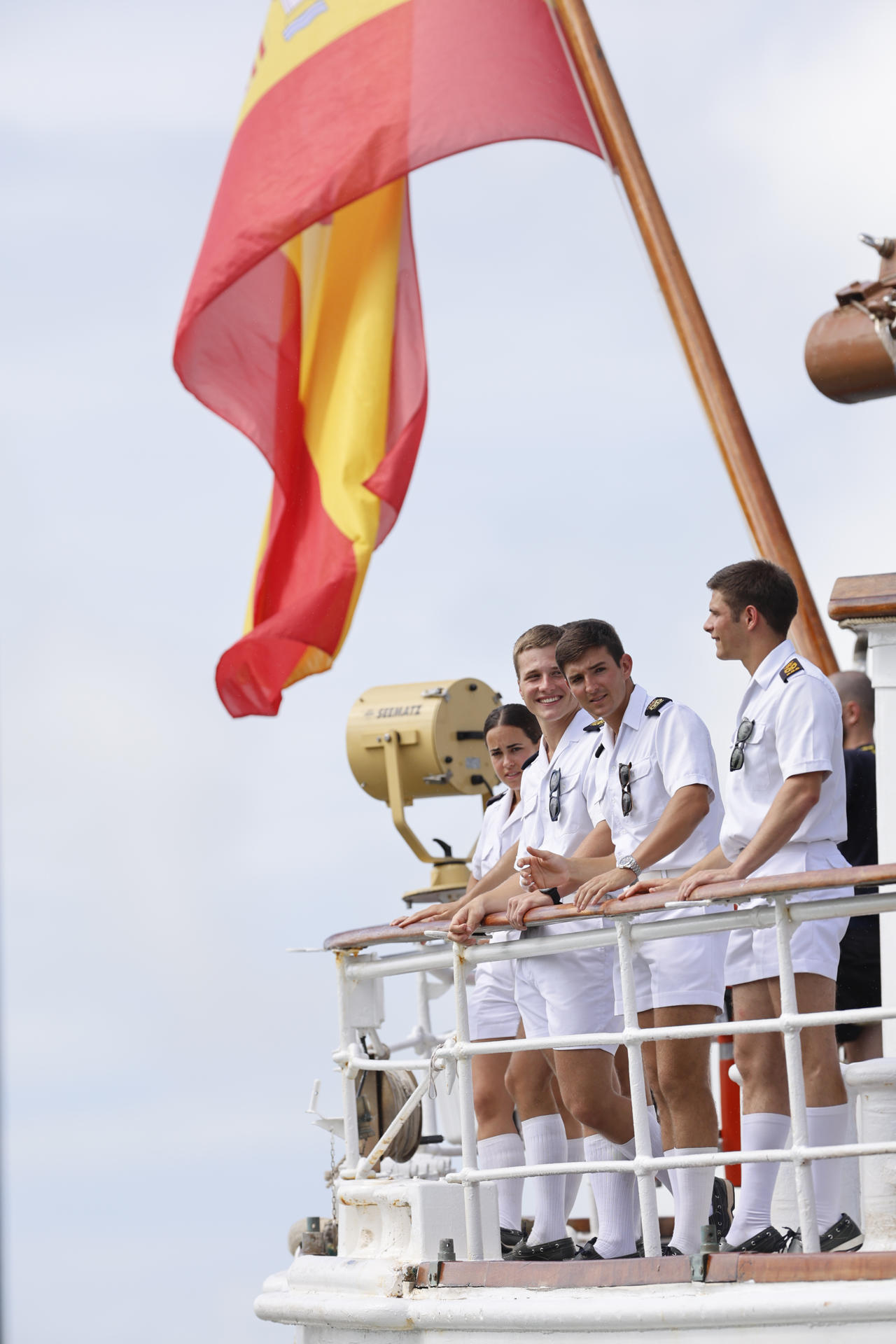 El buque escuela de la Armada española Juan Sebastián de Elcano, en el que se forma la princesa de Asturias, Leonor de Borbón, heredera de la corona española, cruza este martes el Canal de Panamá para continuar su travesía. EFE/ Bienvenido Velasco