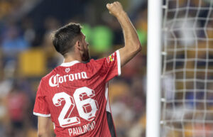 Paulinho celebra el gol ante Tigres, en el partido de ida de la semifinal del Torneo Clausura 2025 Liga MX, disputado en el estadio Universitario de la ciudad de Monterrey (México). EFE/ Miguel Sierra