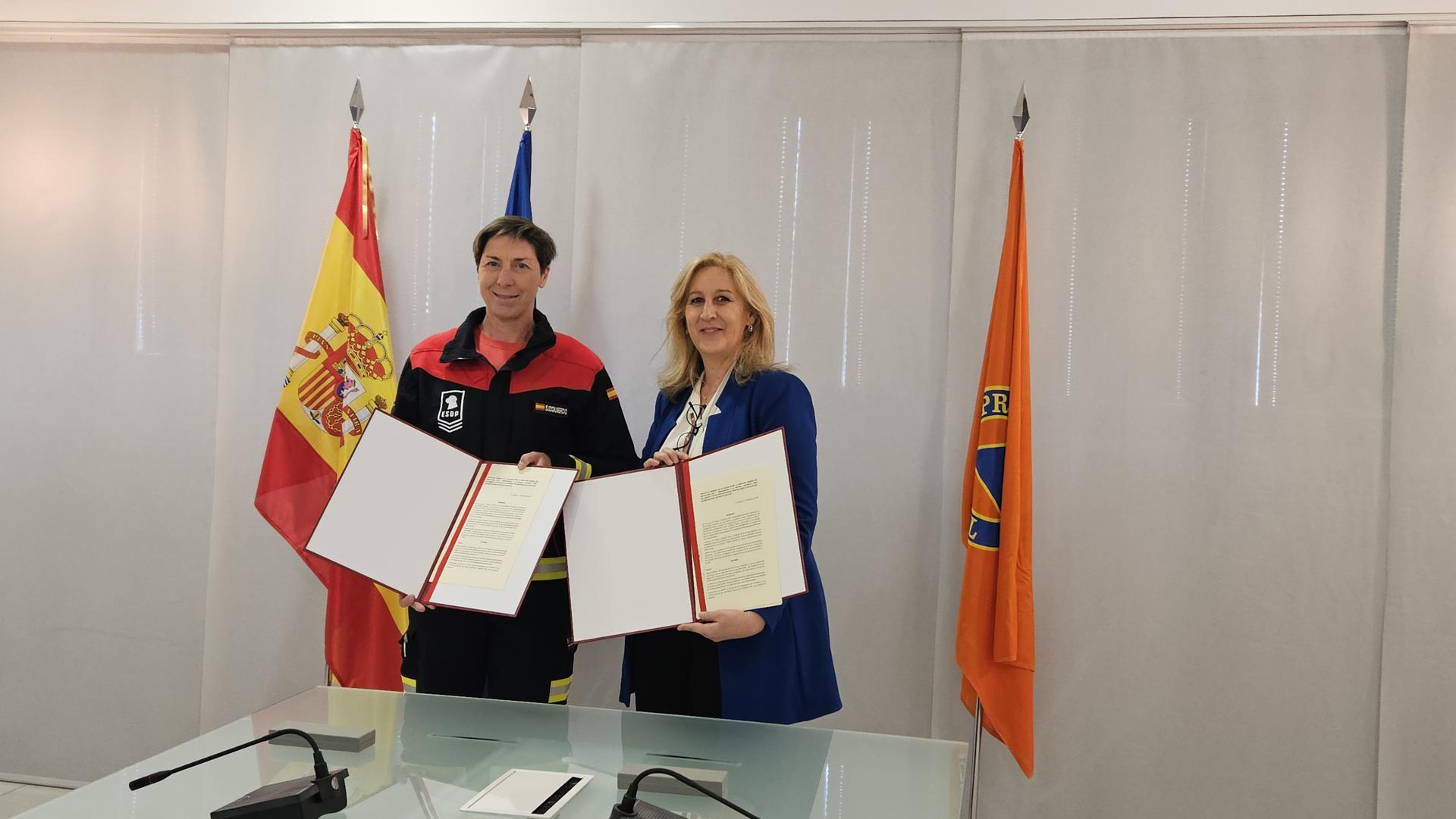 Firma de la renovación de un convenio de colaboración en la sede de la Escuela Nacional de Protección Civil, en la localidad madrileña de Rivas-Vaciamadrid, por parte de la presidenta de la Escuela Española para Salvamento y Detección con Perros, Susana Izquierdo, y la subsecretaria del Ministerio del Interior, Susana Crisóstomo. EFE/Natalia Arriaga