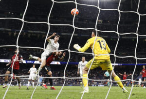 El defensa del Real Madrid Jacobo Ramón (2-i) marca el segundo gol del equipo blanco, durante el partido de la jornada 36 de LaLiga de fútbol que Real Madrid y RCD Mallorca han disputado en el estadio Santiago Bernabéu. EFE/Chema Moya