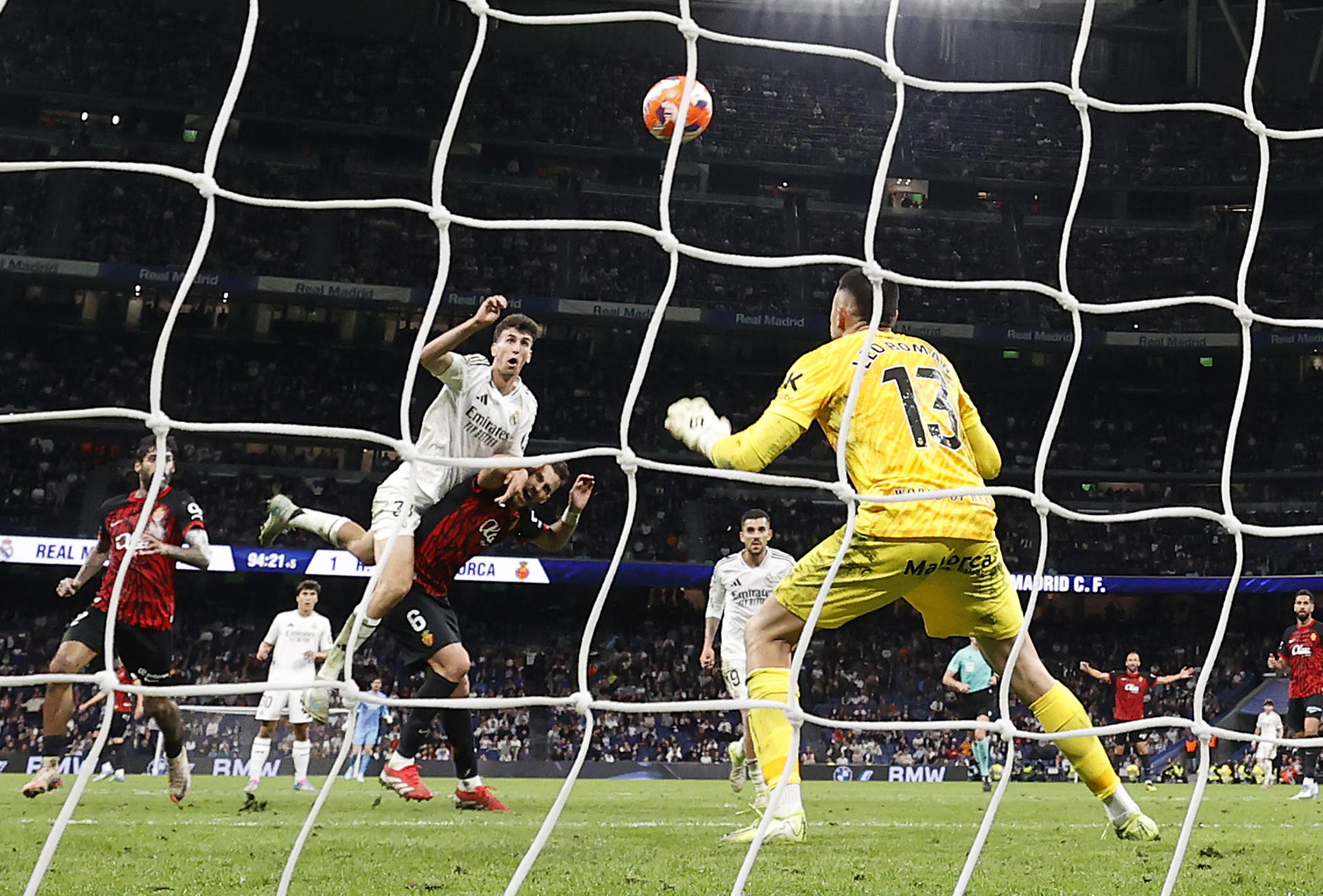 El defensa del Real Madrid Jacobo Ramón (2-i) marca el segundo gol del equipo blanco, durante el partido de la jornada 36 de LaLiga de fútbol que Real Madrid y RCD Mallorca han disputado en el estadio Santiago Bernabéu. EFE/Chema Moya