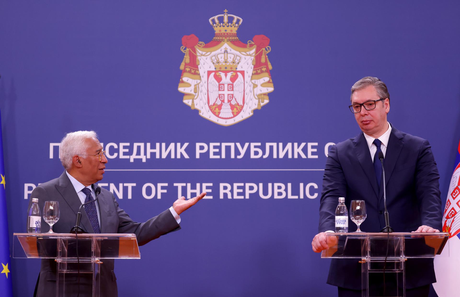 El Presidente del Consejo Europeo, Antonio Costa (I) habla durante la conferencia de prensa con el Presidente serbio, Aleksandar Vucic (D), tras su reunión en Belgrado, Serbia, el 13 de mayo de 2025. El Presidente del Consejo Europeo, Antonio Costa, está de visita oficial en Serbia. (Belgrado) EFE/EPA/ANDREJ CUKIC