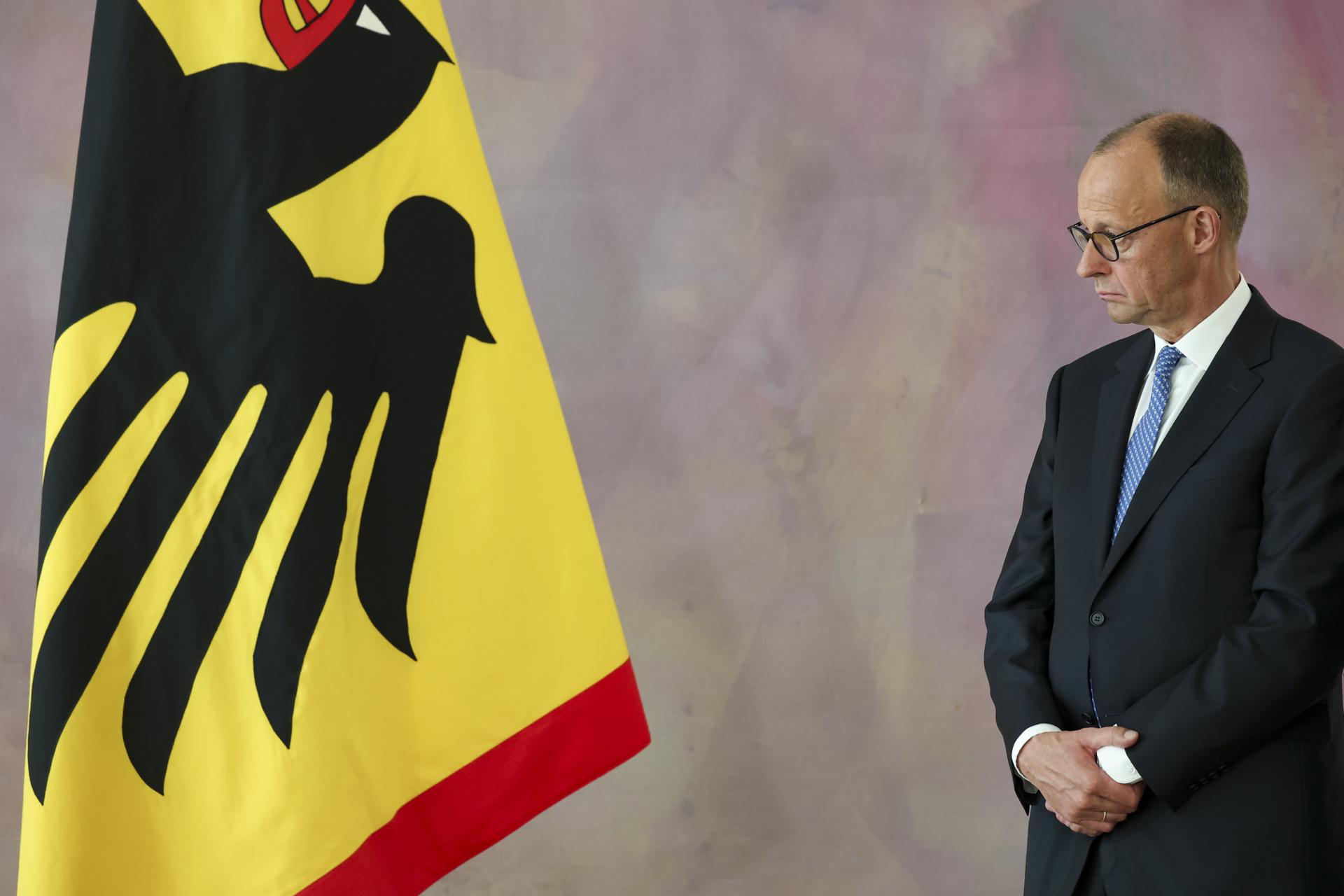 El canciller alemán Friedrich Merz sonríe durante el nombramiento de los ministros federales en el Palacio Bellevue en Berlín, Alemania, 06 de mayo de 2025. (Alemania) EFE/EPA/FILIP SINGER
