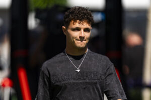El piloto británico de McLaren Lando Norris, a su llegada al circuito de Barcelona-Cataluña, en Montmeló (Barcelona), donde este viernes comienza el Gran Premio de España de Fórmula 1 con las dos primeras sesiones de entrenamientos libres. EFE/Siu Wu