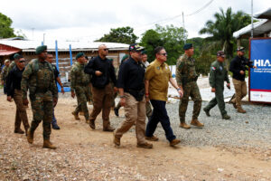 El ministro de Seguridad Pública, Frank Ábrego (c d), y el director de Migración de Panamá, Roger Mojica (c i) recorren la principal estación migratoria este miércoles, en Lajas Blancas (Panamá). EFE/ Moncho Torres