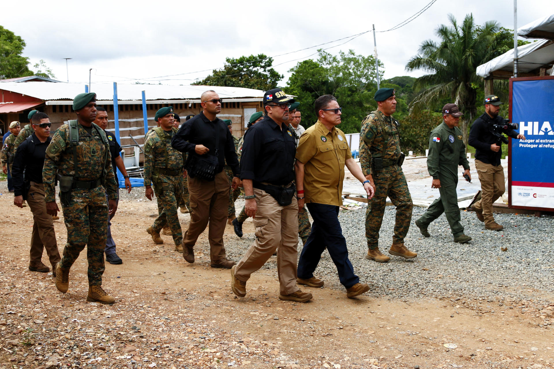 El ministro de Seguridad Pública, Frank Ábrego (c d), y el director de Migración de Panamá, Roger Mojica (c i) recorren la principal estación migratoria este miércoles, en Lajas Blancas (Panamá). EFE/ Moncho Torres