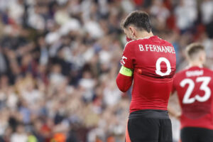 El jugador portugués del Manchester United, Bruno Fernandes, tras caer en la final de la Liga Europa que Tottenham Hotspurs y Manchester United disputaron en el estadio de San Mamés, en Bilbao. EFE/Miguel Toña.