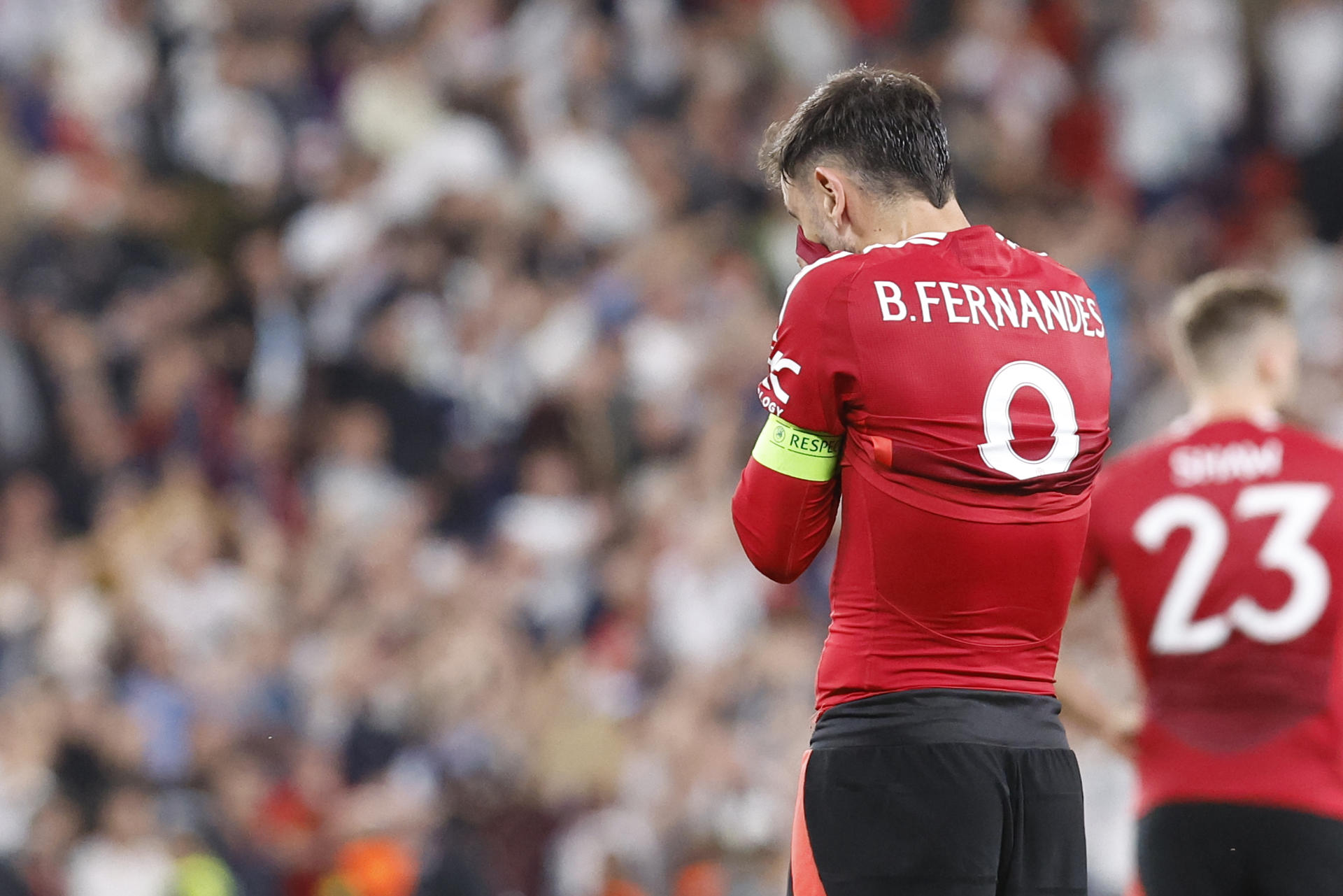 El jugador portugués del Manchester United, Bruno Fernandes, tras caer en la final de la Liga Europa que Tottenham Hotspurs y Manchester United disputaron en el estadio de San Mamés, en Bilbao. EFE/Miguel Toña.