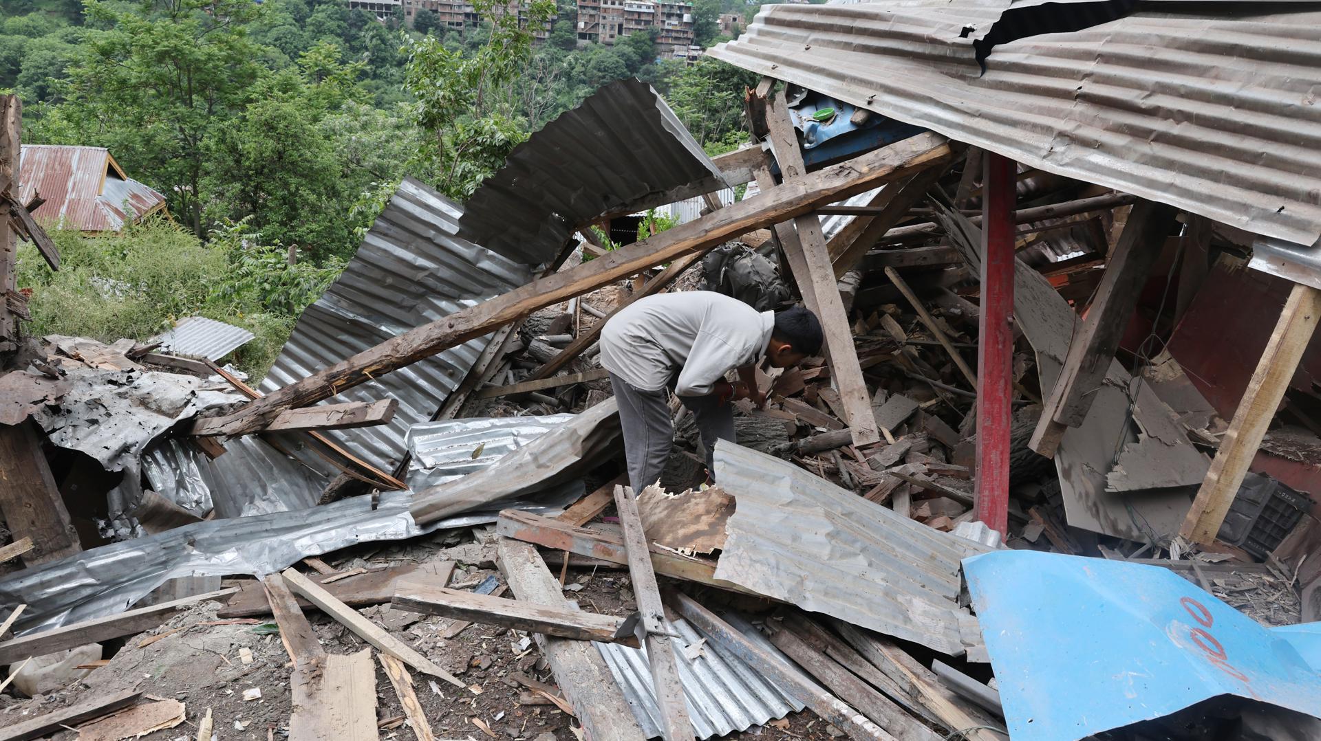 Un hombre indio de Cachemira inspecciona una casa dañada por los bombardeos transfronterizos de Pakistán, cerca de la línea de control en Lagamma Uri, Cachemira, India, el 9 de mayo de 2025. EFE/EPA/FAROOQ KHAN
