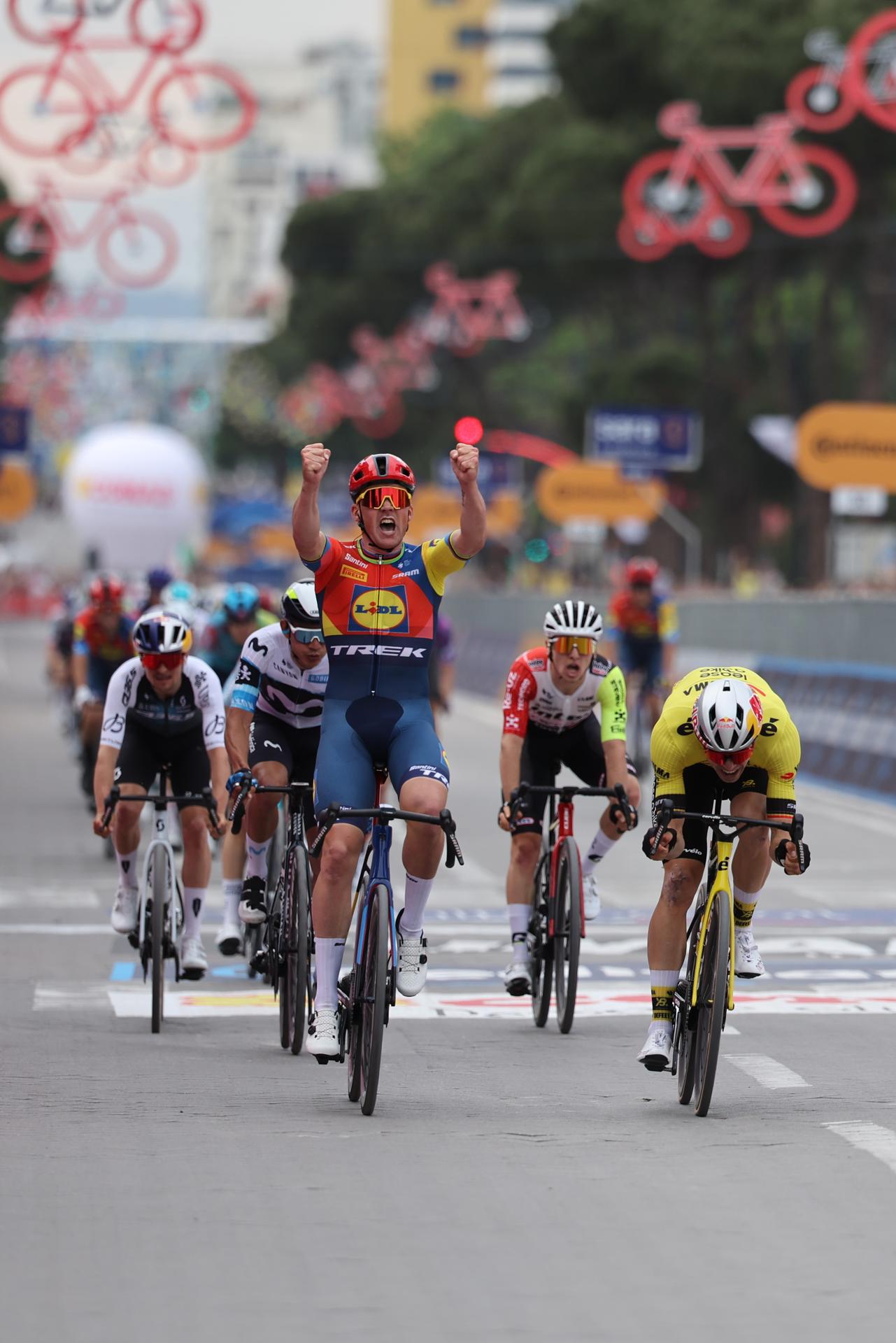 El danés Mads Pedersen levanta los brazos tras vencer en la primera etapa del Giro de Italia.EFE/EPA/GEORGI LICOVSKI