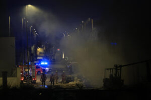 Bomberos trabajan en el incendio ocurrido este domingo en una nave en la localidad valenciana de Torrent. El Ayuntamiento ha aconsejado a los vecinos de las viviendas cercanas a la calle Artesanos que permanezcan en sus casas y cierren las ventanas debido al humo procedente del incendio de esta nave, que resultó afectada por la dana y estaba pendiente de derribo. EFE/Kai Forsterling