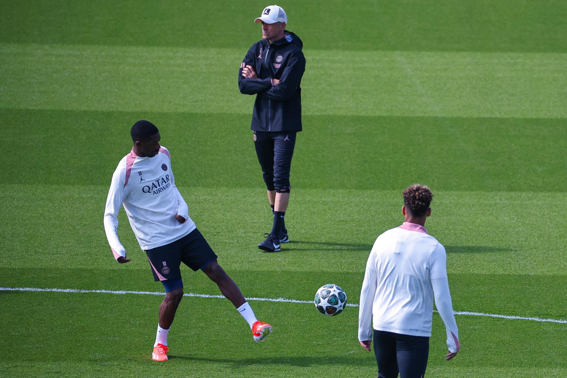 El entrenador del Paris Saint Germain, Luis Enrique (C) y Ousmane Dembélé (I) durante la sesión de entrenamiento del equipo en el centro de entrenamiento del PSG, en Poissy. EFE/EPA/CHRISTOPHE PETIT TESSON