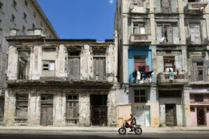 Fotografía de archivo de la fachada de varios edificios en la calle San Lázaro, en La Habana (Cuba). EFE/Yander Zamora
