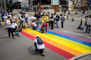 Personas participan en una actividad cultural este sábado, en Caracas (Venezuela). EFE/ Miguel Gutiérrez